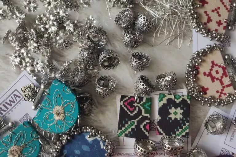 What are the oxidized fabric earring and its advantage?