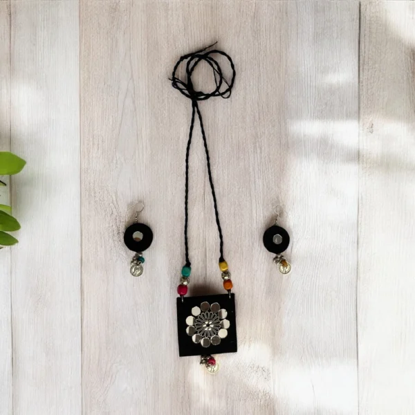 Black kids necklace - Image 2