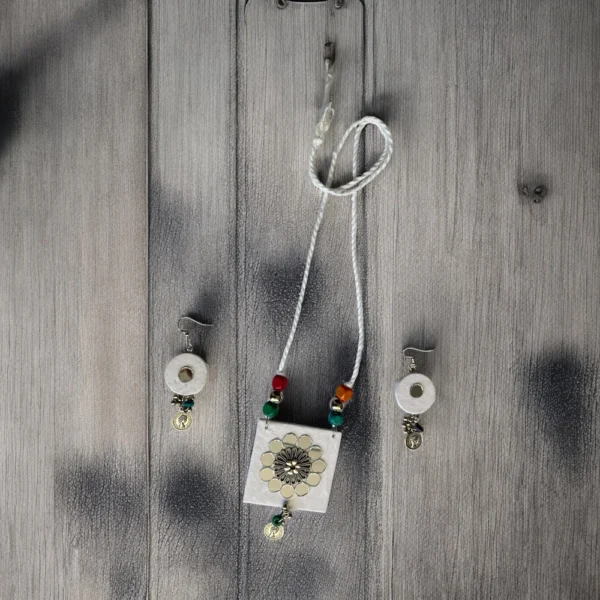 White kids necklace - Image 3