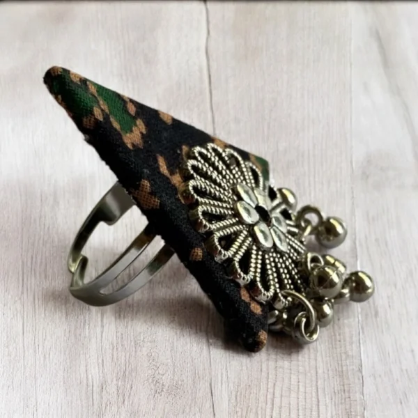 Black-cream triangle ring - Image 2
