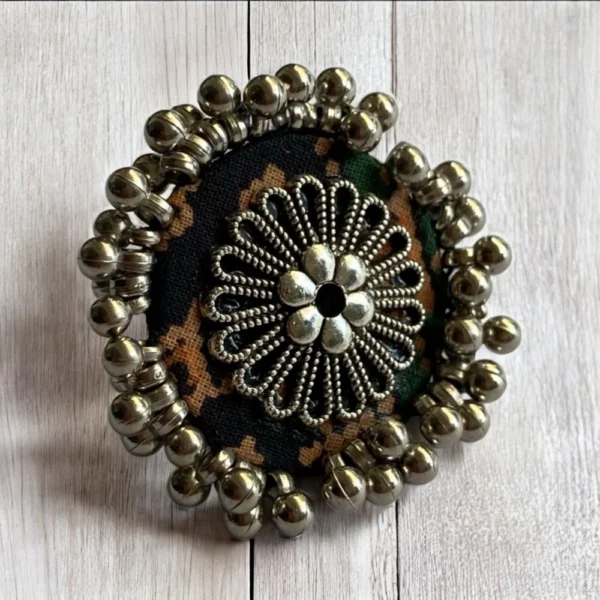 Black-cream round ring - Image 2