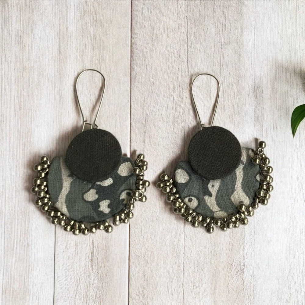 Grey hanging halfmoon