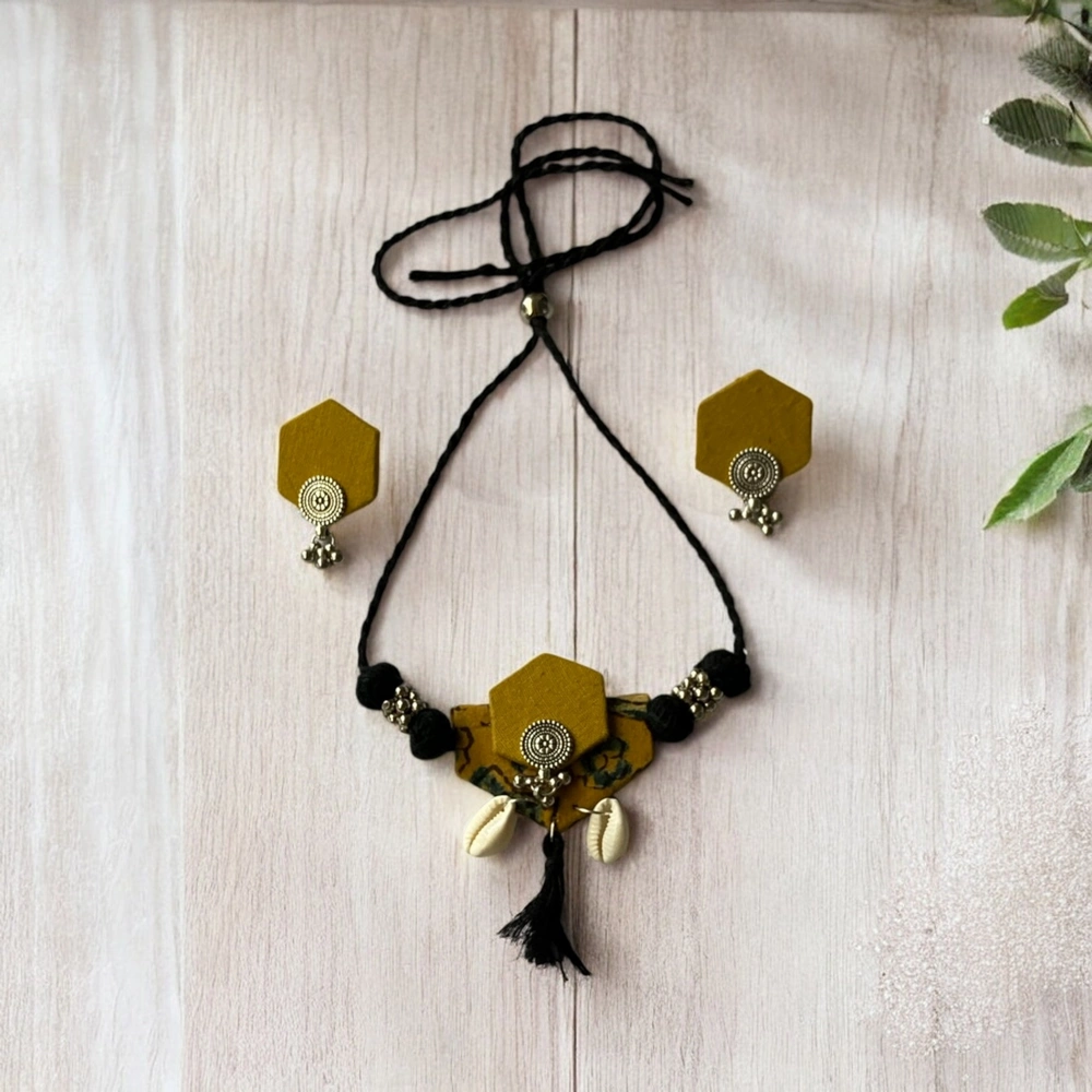 Yellow choker set