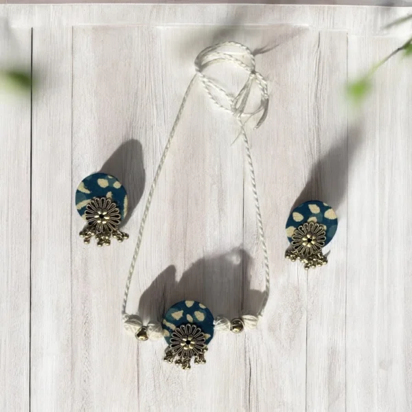 Blue white choker set