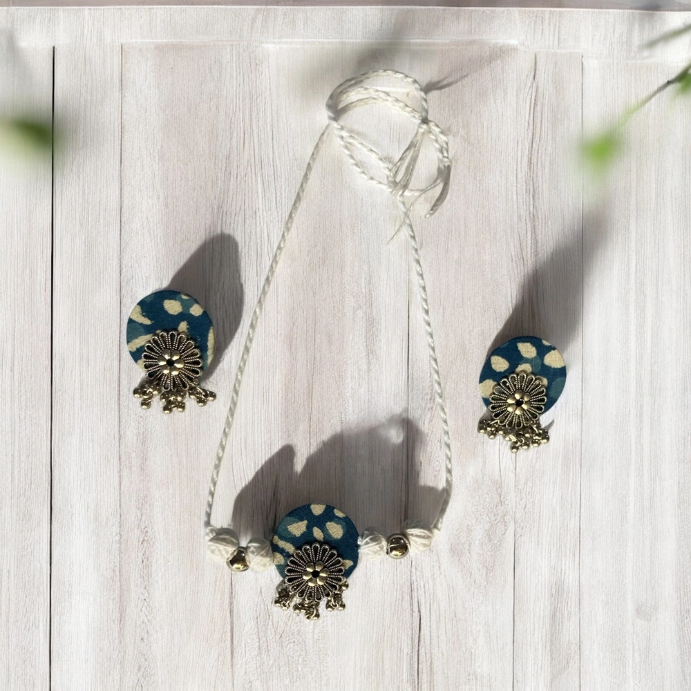Blue white choker set