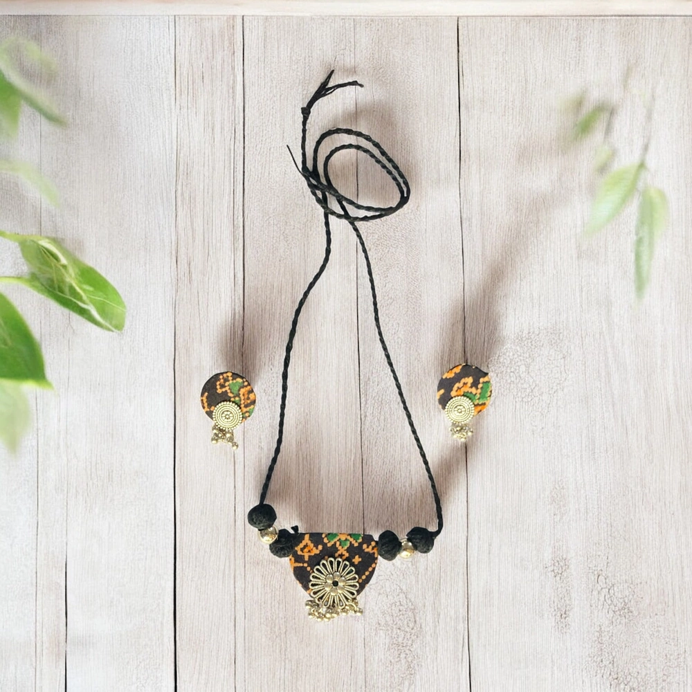 black choker set